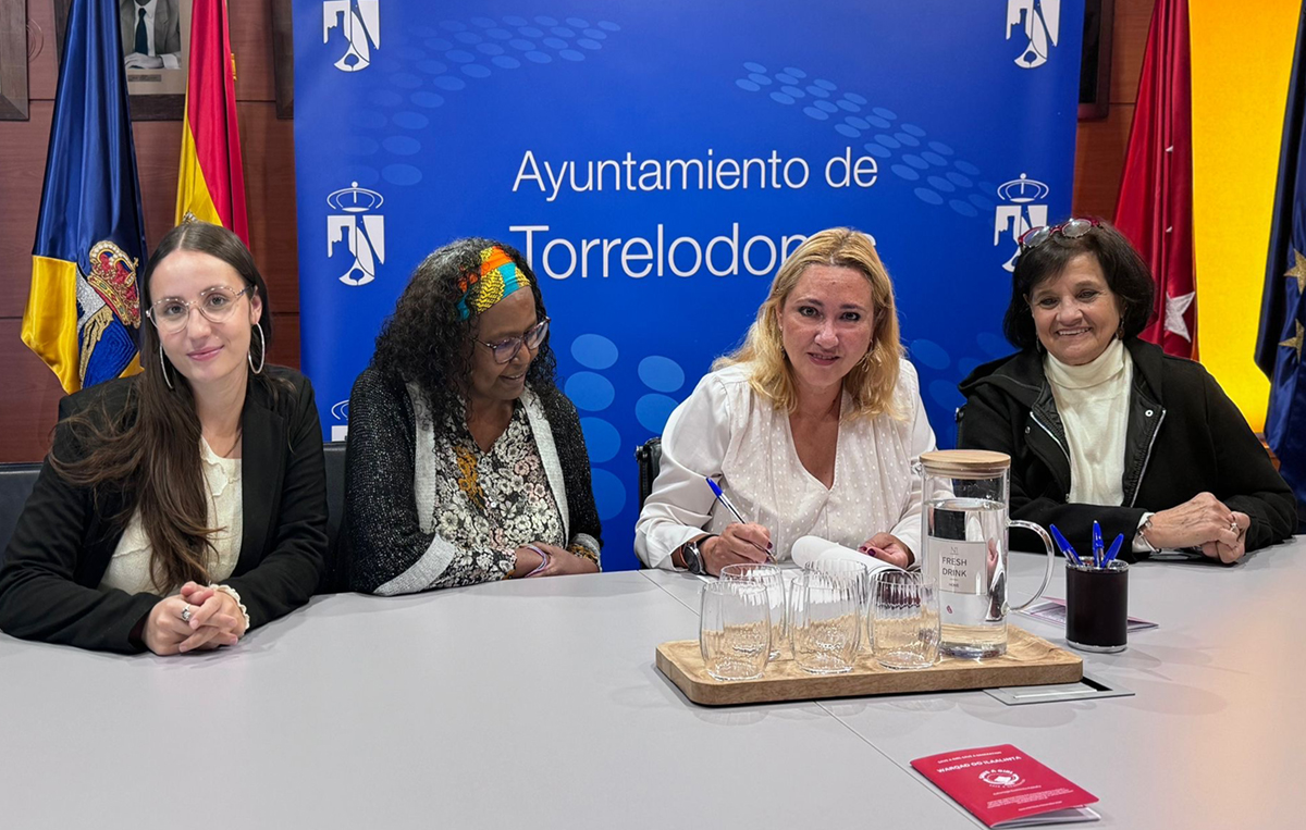 La alcaldesa firma la Carta de protección contra la mutilación genital femenina